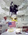 Photo 7 : John Casani, chef de projet Voyager en 1977, tenant un petit drapeau américain qui sera placé avec les disques d'or sur les sondes Voyager.