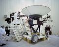 Photo 6 : Ingénieurs travaillant sur l'assemblage de la sonde Voyager 2.